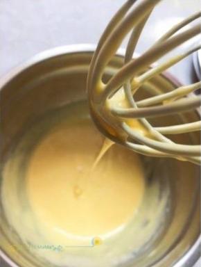 7. 之后搅拌看不见粉，细腻顺滑。［我看也有不少前辈分享戚风方子，这个步骤之后会用筛子再次过筛下这个拌好的糊，目的让成品更细腻，我懒很少过筛，大家可以试下。