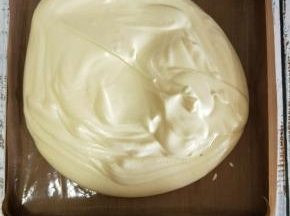 混合好后倒入金盘中