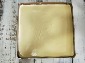 用刮板抹平表面