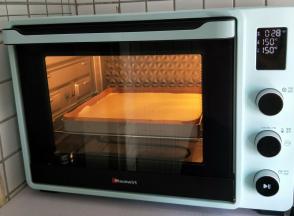 放入预热好的烤箱内上下火150度烤30分钟，(烤箱是海氏cy40，温度挺准的)，所以大家根据自己的烤箱脾气来调节温度时间