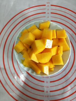 芒果肉切丁备用