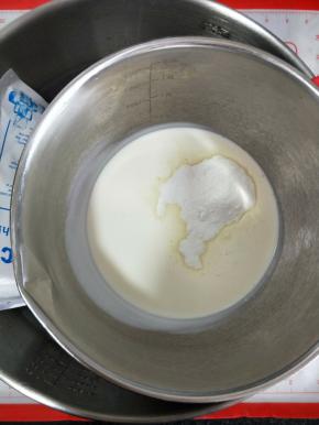 淡奶油加入20克糖粉坐冰水打发至裱花状态