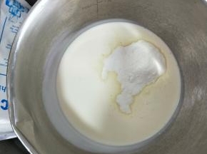淡奶油加入20克糖粉坐冰水打发至裱花状态