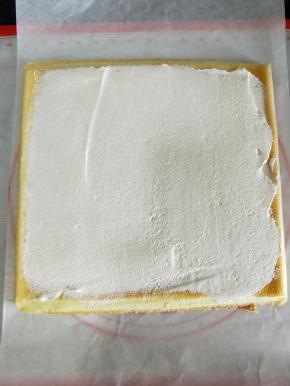 先在蛋糕片上抹一层奶油