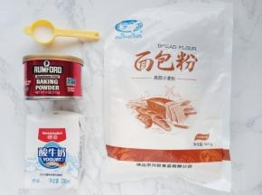 饼皮:  白鲨高筋面粉100克，盐3克，泡打粉1/2小勺，原味酸奶100克。