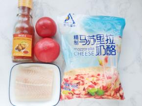 馅料:  马苏里拉芝士碎适量，番茄2个，龙利鱼1段，ROZA露莎士泰式甜辣酱1勺，番茄酱1勺，现磨黑胡椒少许。