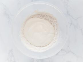 再来做饼皮。将面粉，泡打粉和盐粗略混合后，加入酸奶。