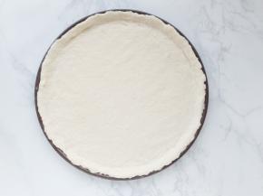 将饼皮平铺在披萨盘里。