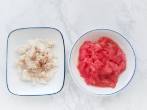 先来做番茄龙利鱼。龙利鱼切丁，入开水锅烫至变色捞起，用厨房纸吸水后，撒上现磨黑胡椒粉拌匀；番茄入开水锅烫15秒后捞起，轻松去皮再切碎。