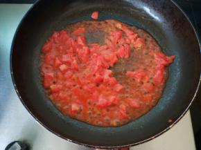 热锅中加少许油，倒入番茄碎，炒至起沙。加入一勺甜辣酱、一勺番茄酱和一勺水。