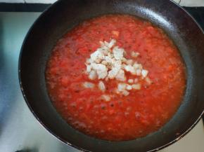 汤汁沸腾后，加入龙利鱼。