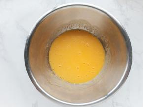 加入南瓜牛奶，搅打至完全融合。