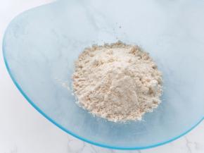 称量小米蛋糕粉并过筛。