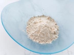 称量小米蛋糕粉并过筛。