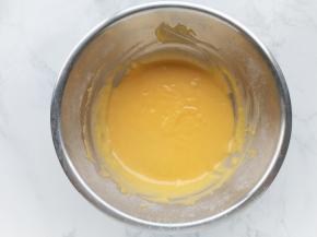 将小米蛋糕粉加入蛋液中，Z形搅拌均匀，蛋黄糊完成。