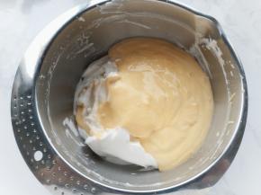 再将三分之一的蛋白霜加入蛋黄糊中，用刮刀翻拌均匀，最后把蛋黄糊全部倒入剩下的蛋白霜中，用刮刀翻拌均匀。