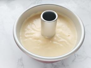 把面糊从高处倒入模具，按住烟囱在台面上震几下，震出气泡，送入预热好的烤箱，中下层180度烤30分钟左右。