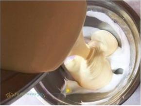 12. 翻扮均匀的糊糊倒入剩余蛋白里，继续翻扮均匀，这步骤不要画圈搅拌。