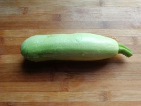 准备西葫芦一个先洗净