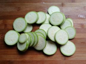 然后切成均匀的圆片