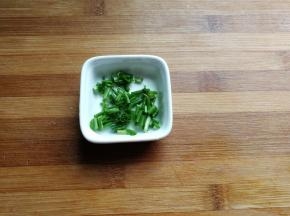 准备适量葱花备用