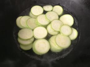 锅中放适量水先烧开，然后下入西葫芦焯水