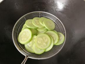 焯水至八九分熟就可以捞起