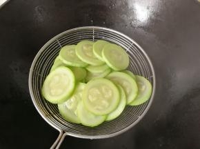 焯水至八九分熟就可以捞起