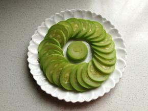 然后把焯好水的西葫芦摆盘备用