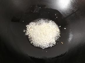 锅中放入适量油烧热，下蒜末煸香