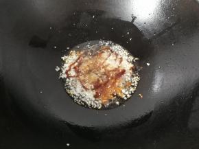 再调入适量盐，生抽，老抽、蚝油和少许白糖