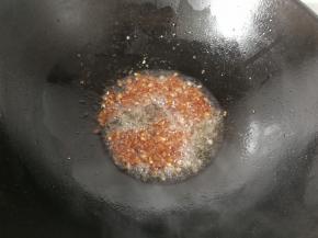 用锅铲把料汁翻炒均匀