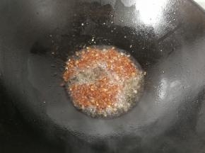 用锅铲把料汁翻炒均匀