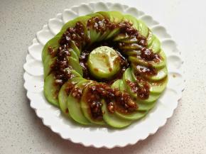 再把烧好的调料汁浇在西葫芦上即可。