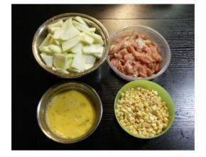 鸡排切条或块用盐、油腌15分钟；节瓜去皮切片；玉米粒洗净；鸡蛋打散备用。