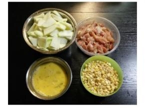 鸡排切条或块用盐、油腌15分钟；节瓜去皮切片；玉米粒洗净；鸡蛋打散备用。