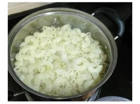 通粉放锅里加盐、油煮至8成熟备用