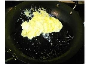 锅里放宽油，倒入蛋液翻炒