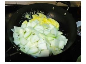 炒好鸡蛋推放锅边，放入节瓜