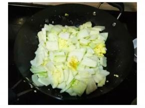 将鸡蛋和节瓜炒匀