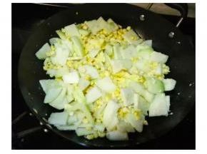 倒入玉米粒，放盐炒均