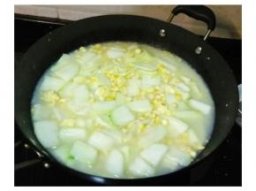 放入水，要没过吃材，盖盖大火烧开转中小火烧10分钟