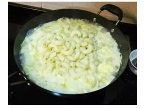 开盖倒入通粉拌勻，试试汤的味道，如淡了加盐调到合味道。