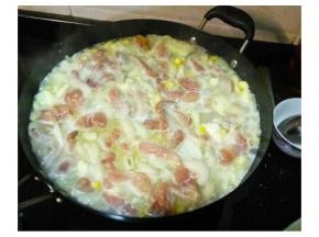 最后放上鸡肉，煮至肉熟透即可。