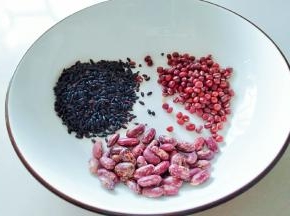 提前准备黑米，红豆，红芸豆。