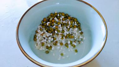 糯米，大米，绿豆比较清水淘洗数遍。