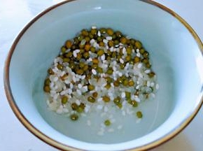 糯米，大米，绿豆比较清水淘洗数遍。