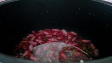 所有的食材投入电饭煲内胆中，加入足够的清水。