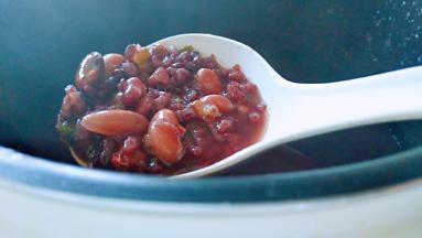 滴声响起，红豆粥做好了。