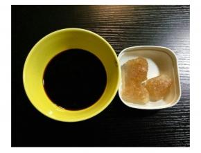 老抽、酱油、料酒倒入碗里拌匀，冰糖备用